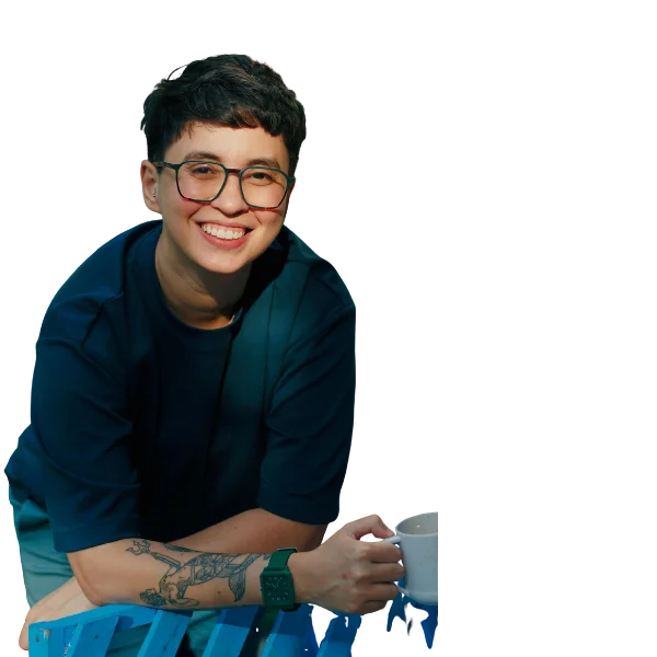 Sandy Moraes sorrindo com uma xícara na mão